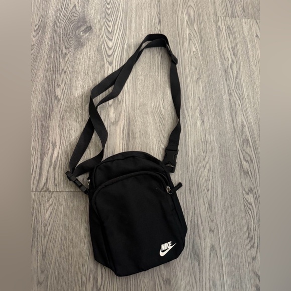 Nike Handbags - Nike shoulder bag